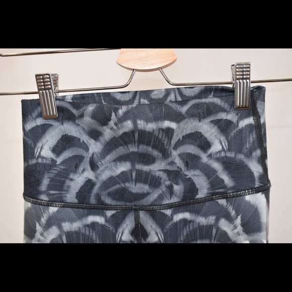 Size 2 Lululemon Tights - Picture 3 of 4